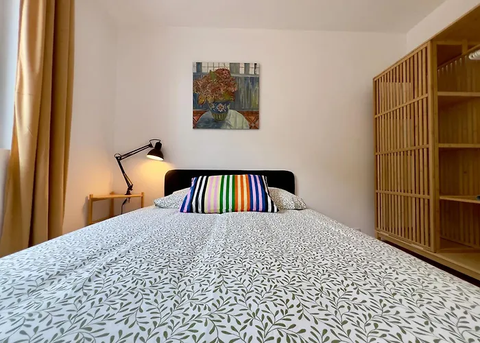 Proche Base Navale Et Siam Брест