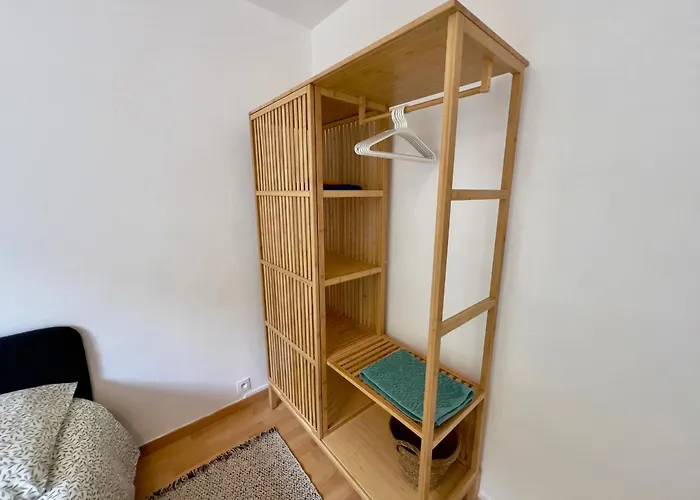 Proche Base Navale Et Siam *