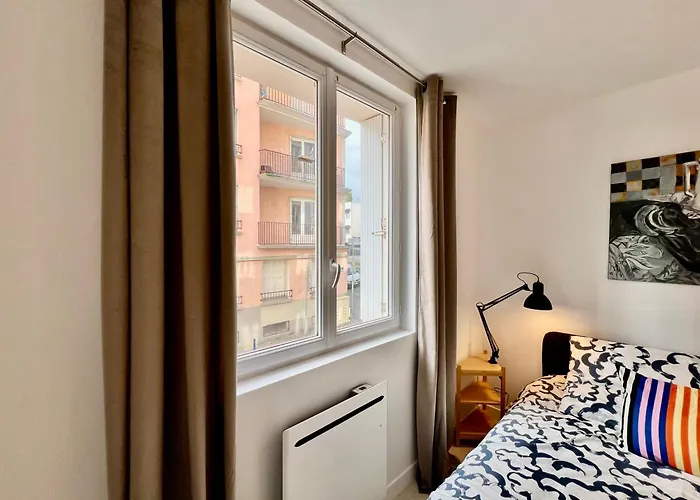 Proche Base Navale Et Siam *