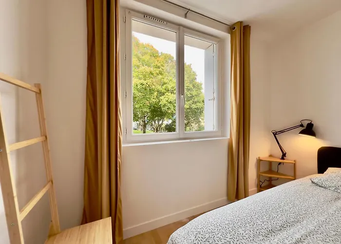 Proche Base Navale Et Siam