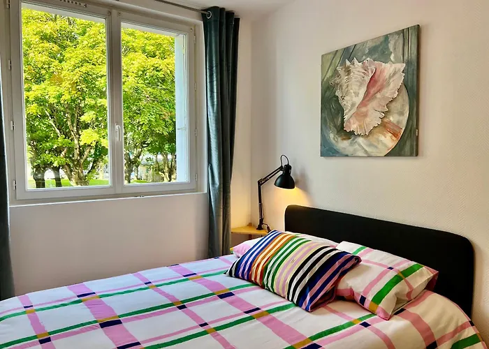 Proche Base Navale Et Siam *