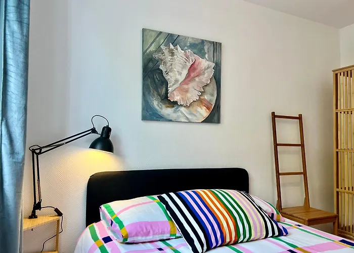 Proche Base Navale Et Siam *